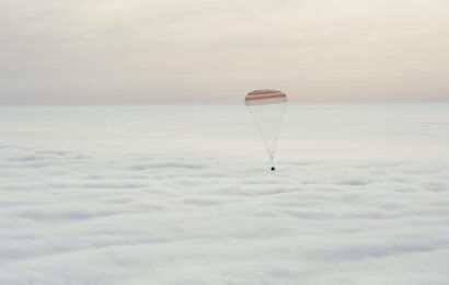 See Scott Kelly Descend to Earth After a Year in Space